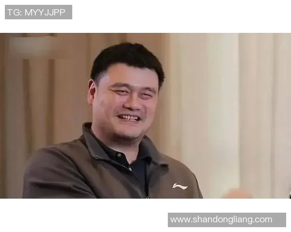 姚明遛街引发热议网友纷纷点赞其亲民形象和运动员风范