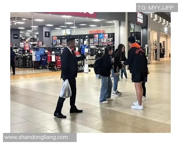 篮球明星路边偶遇球迷热情互动展现亲民魅力与运动精神