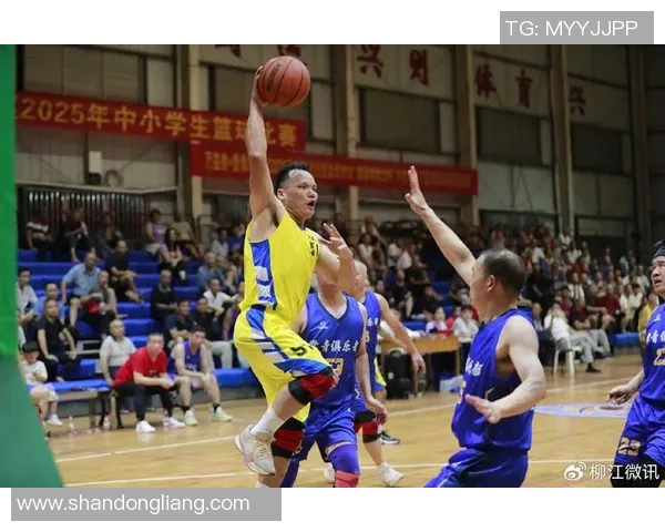 篮球明星化身老人挑战年轻球员展现不老传奇与篮球魅力